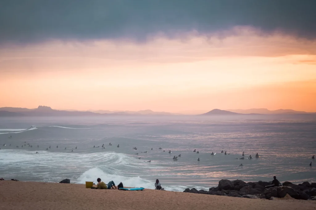 Coucher de soleil sur l'Océan à Capbreton avec vue sur les Pyrénées proches