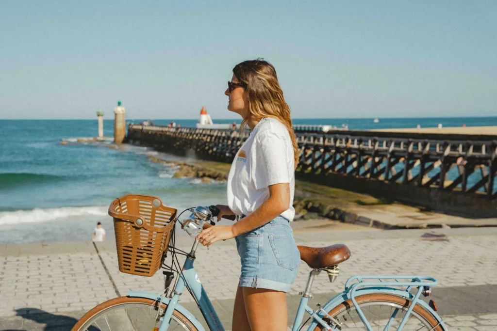 Une jeune à vélo sur le front de mer de Capbreton, devant l'Estacade