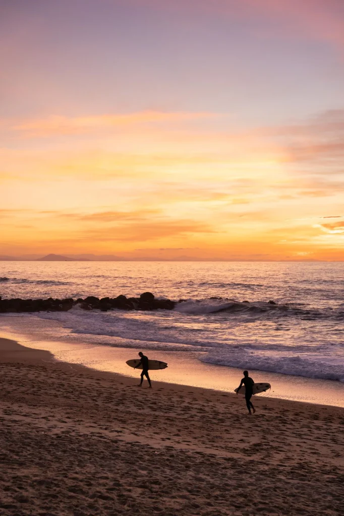 Surfeurs au coucher de soleil sur une plage de capbreton dans les Landes
