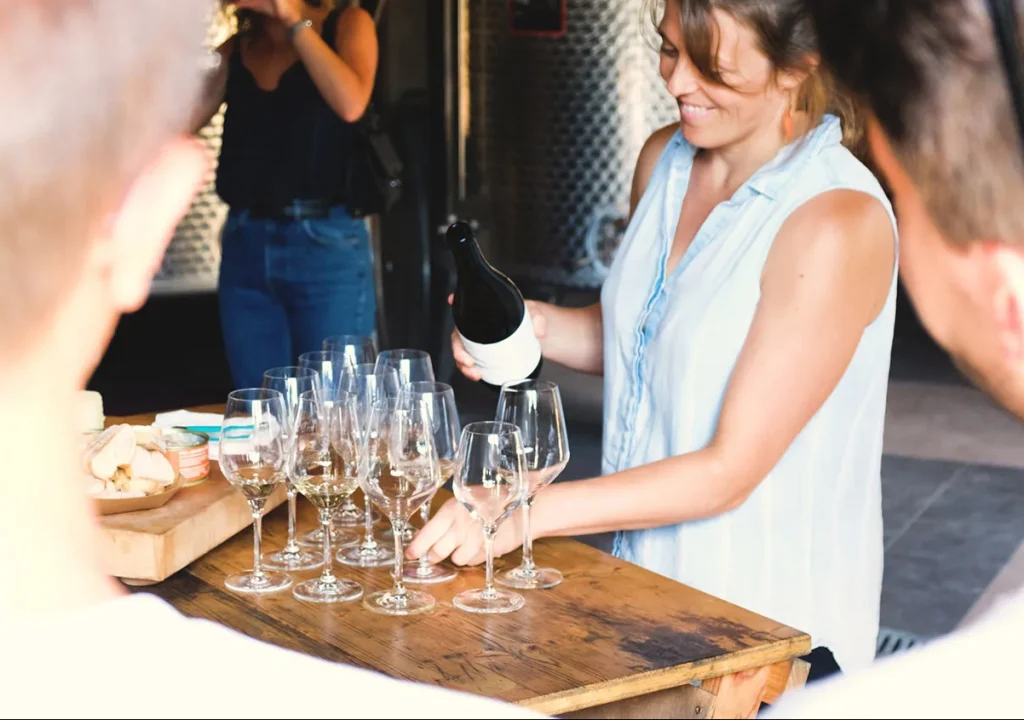 Le sourire éclatant au moment de la dégustation du vin des dunes au domaine de la pointe