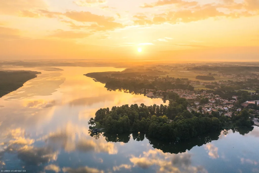 Lever de soleil sur le Le lac de Soustons