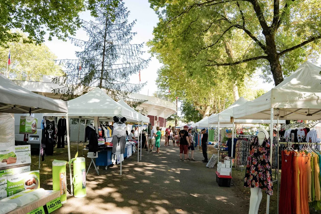 Marché de Saint-Vincent-de-Tyrosse à côté des arènes en été.