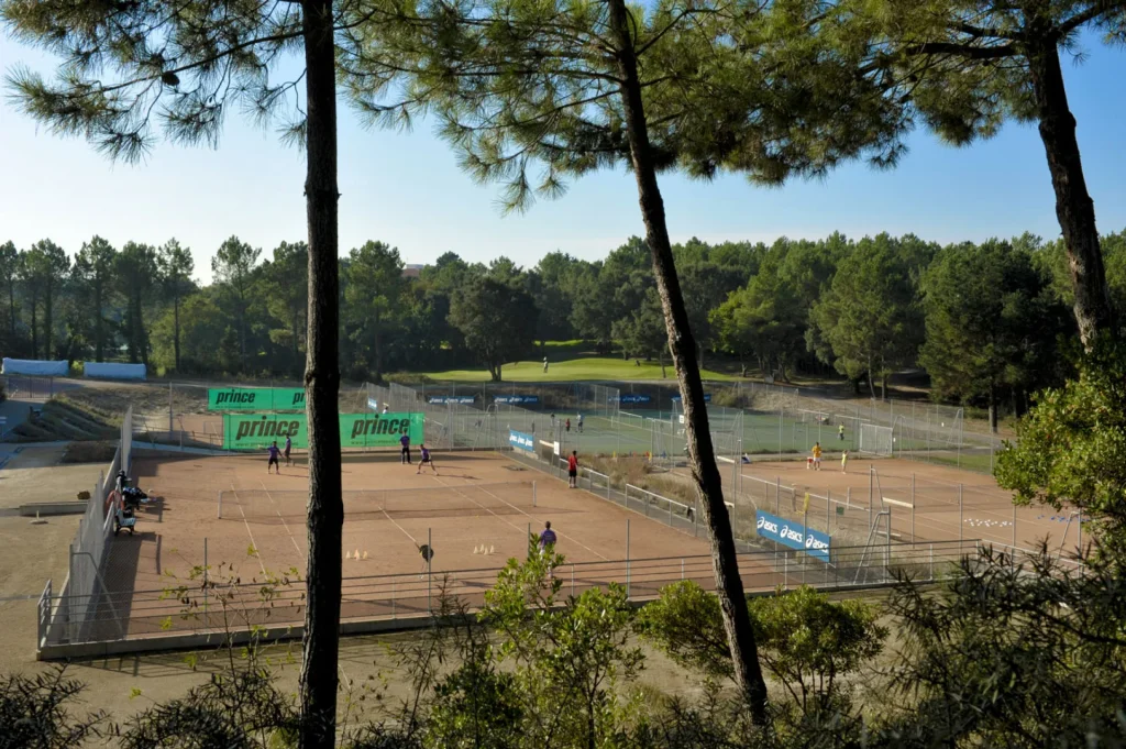 Les courts en terre battue du tennis de Moliets