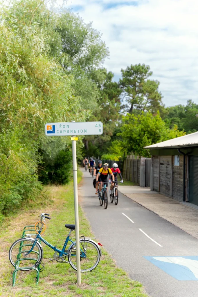 Cyclistes sur la vélodyssée à Labenne dans les Landes