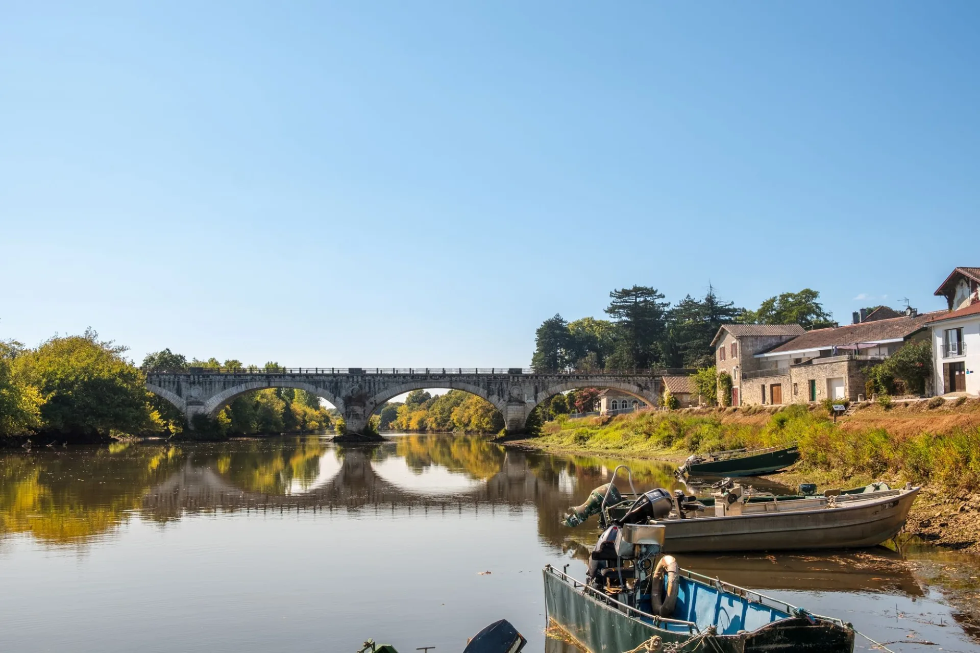 Vue sur le pont de Saubusse, village du sud des Landes au bord de l'Adour