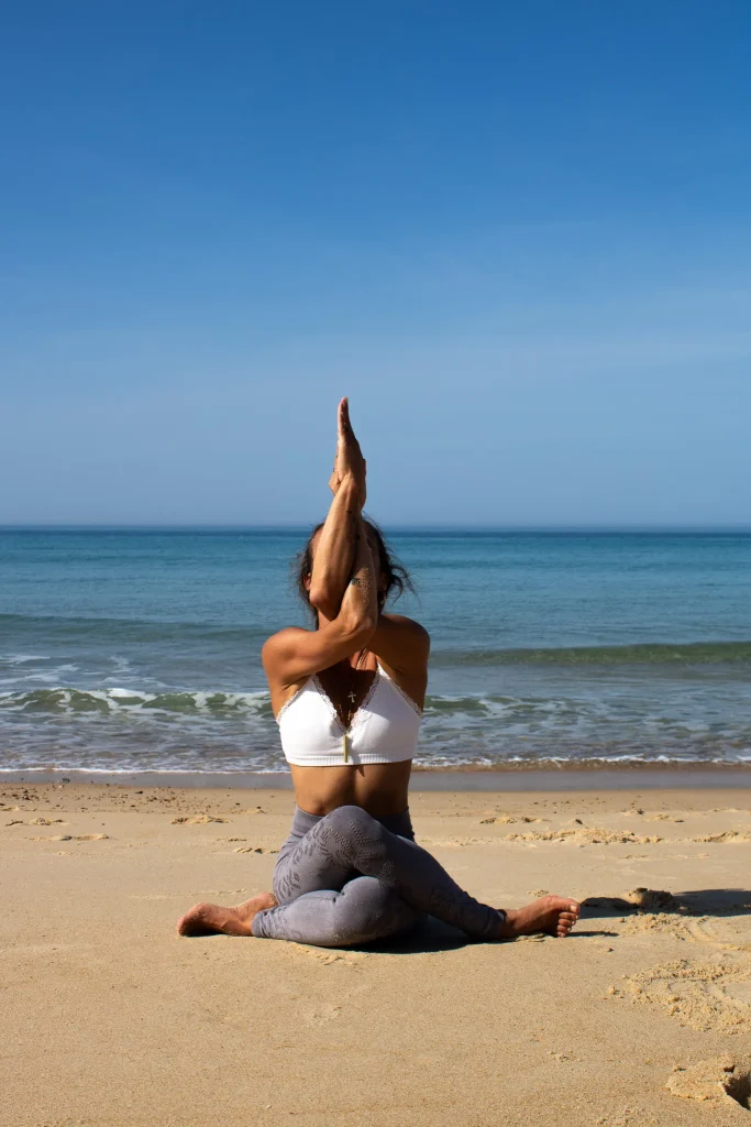 Séance de yoga sur la plage avec Yoga nature