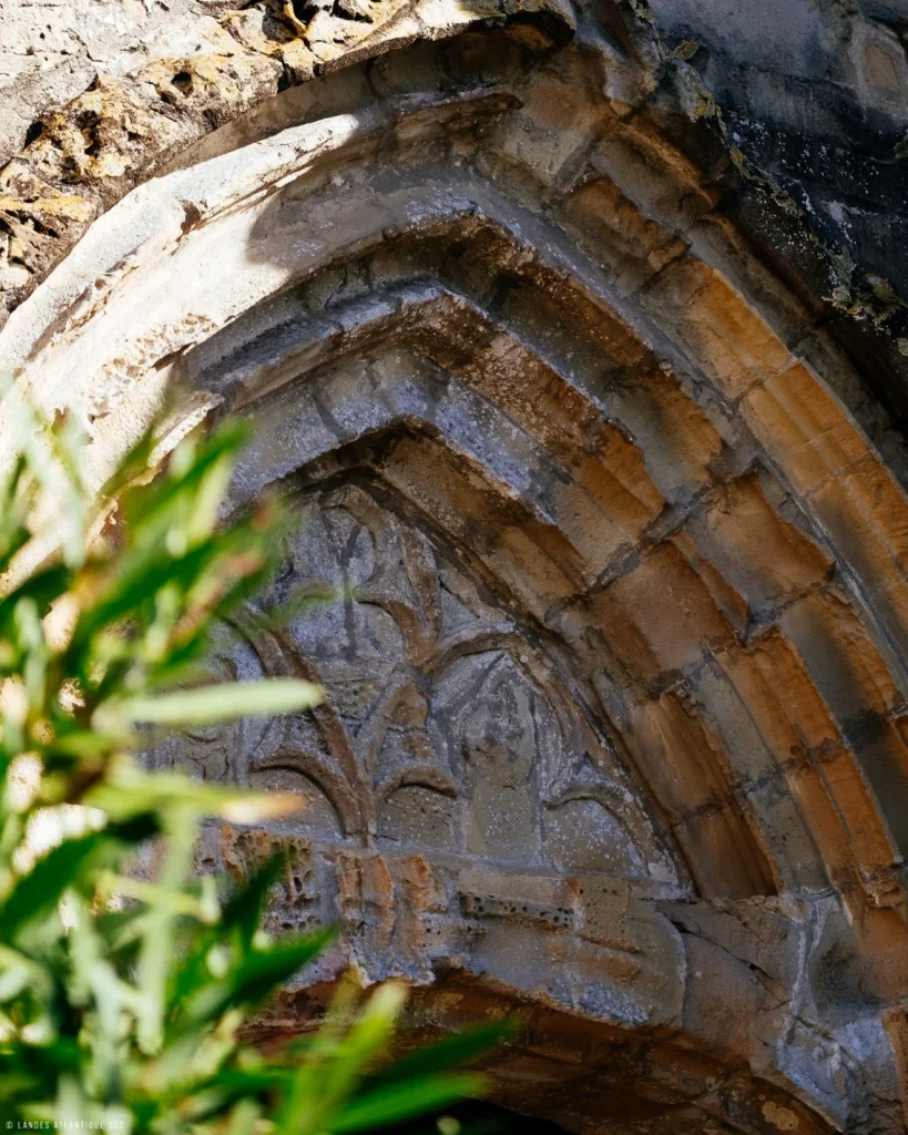 Le tympan de l'église du village de St-Martin-de-Hinx, petit patrimoine préservé à découvrir