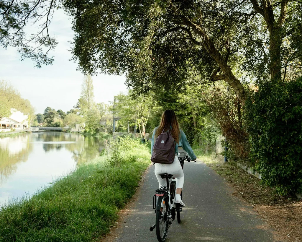 Promenade à vélo le long du canal du Boudigau à Capbreton