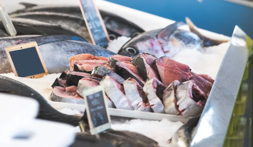 Gros plan d'un poisson découpé lors du marché aux poissons à Capbreton.