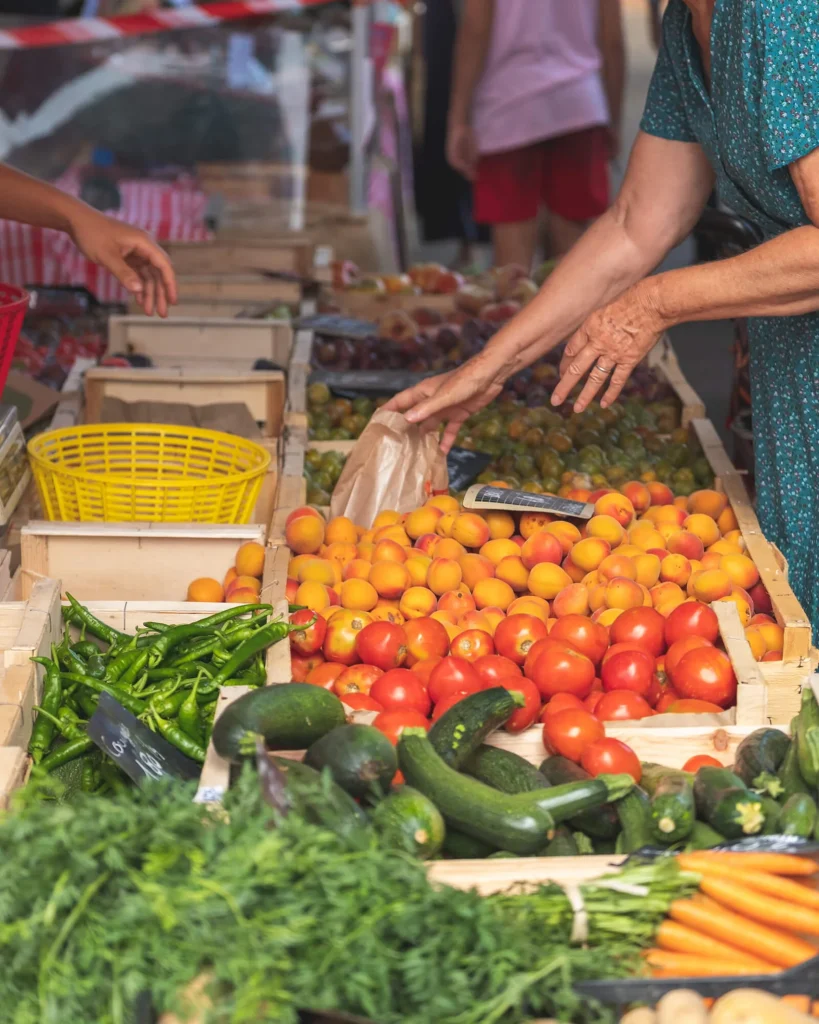 Les couleurs chatoyantes des fruits et légumes frais au marché traditionnel de Capbreton