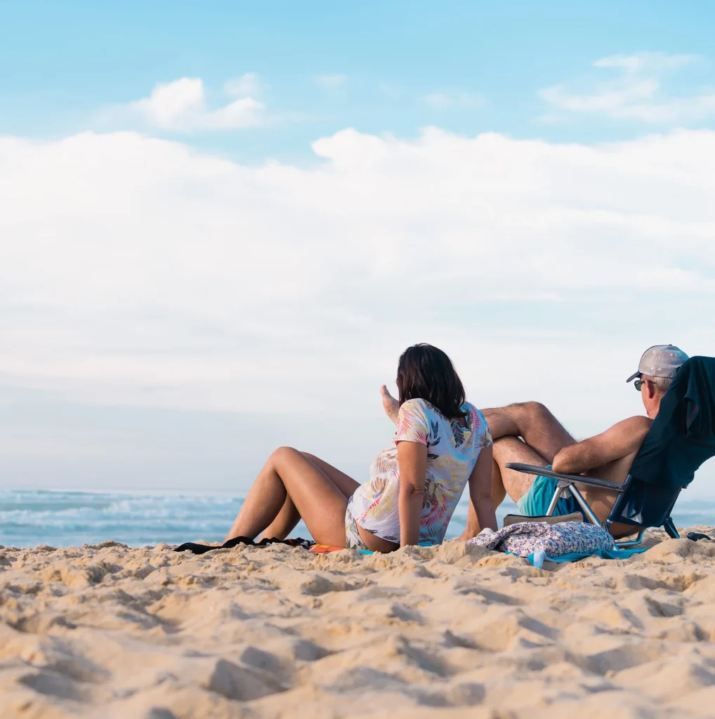 Temps calme avec vu sur la plage entre partenaire.