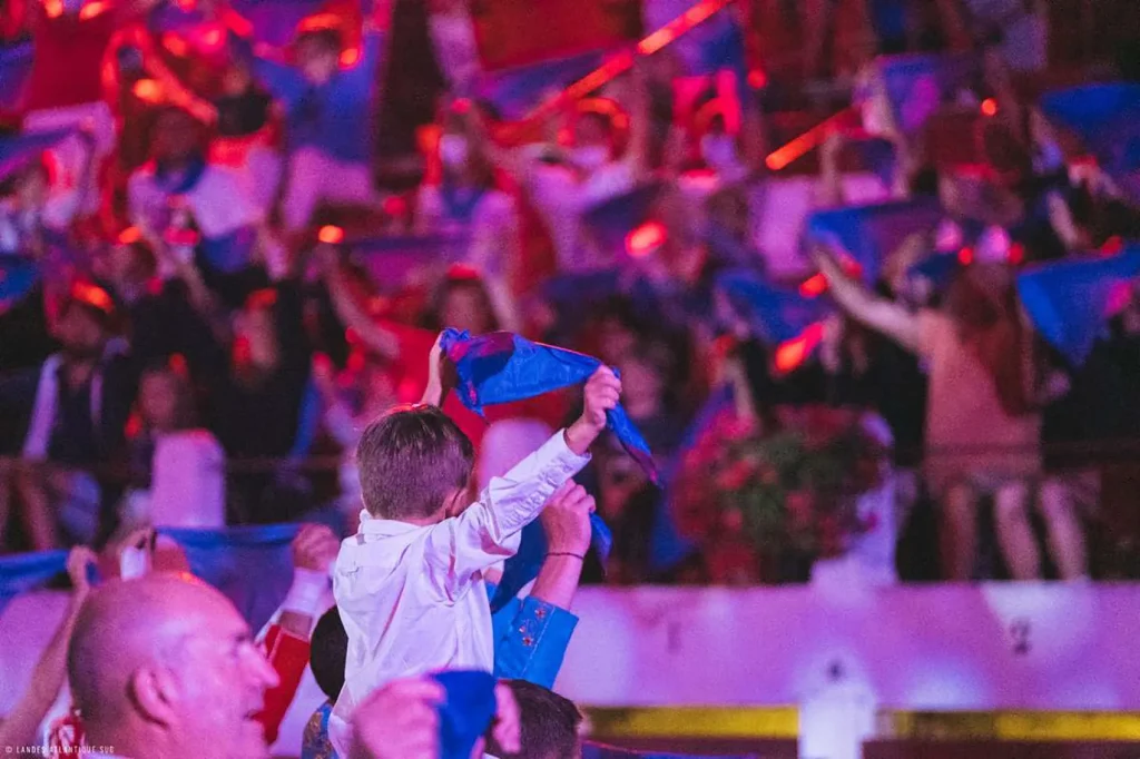 Belle ambiance aux arènes de Soustons avec le foulard bleu