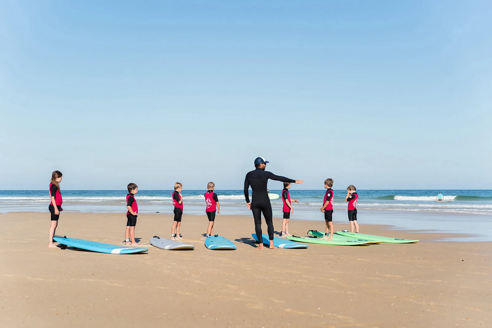 Photo d'un cours de surf avec des jeunes à Vieux-Boucau.