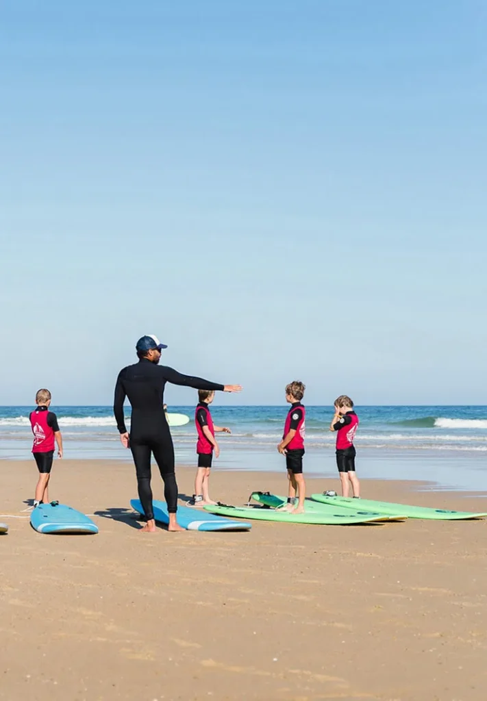 Photo d'un cours de surf avec des jeunes à Vieux-Boucau.