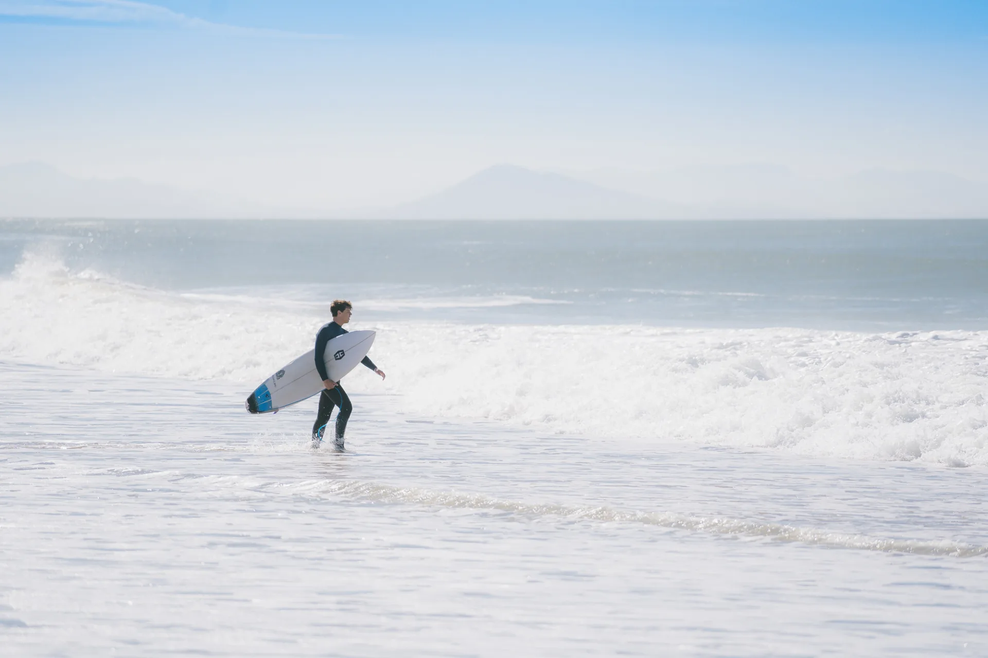 Photo d'un surfer déterminé dans la mer des Landes.