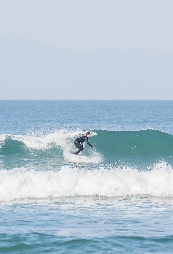 Photo d'un surfer prenant une gauche dans la mer des Landes.