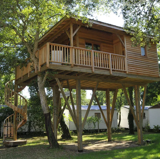 Perché en haut d'un arbre, une expérience unique à vivre en famille dans un camping dans le sud des landes