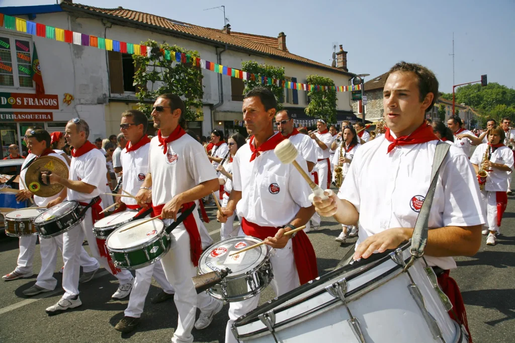 La banda tyrossaise défialnt dans les rue de Saint-Vincent-de-Tyrosse pendant les férias locales