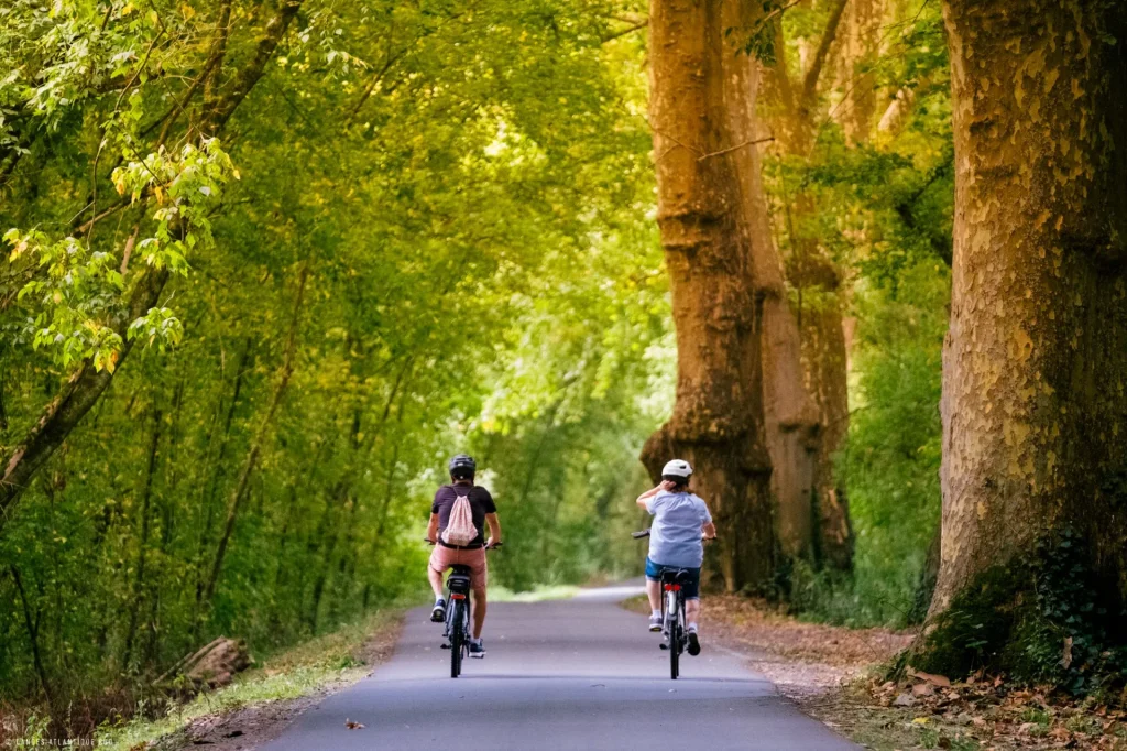 Un couple à vélo sur la Scandibérique, piste cyclable qui longe l'Adour dans les Landes