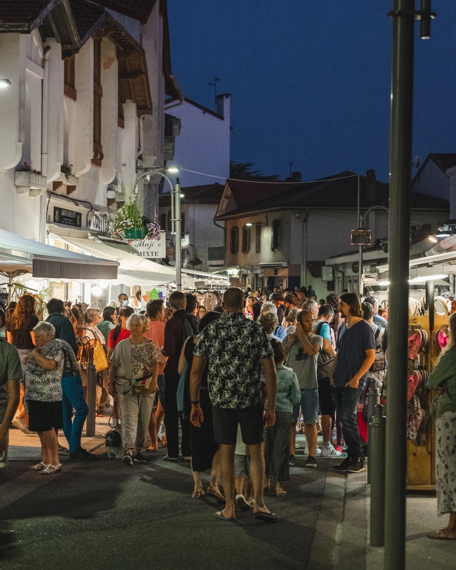 badaud au marché nocturne de Capbreton