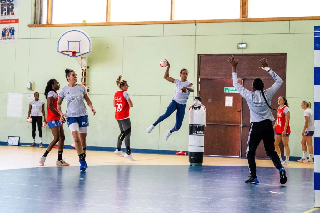 L'équipe de France féminine de hand en plein entrainement chez elle à Capbreton sur la côte sud des landes