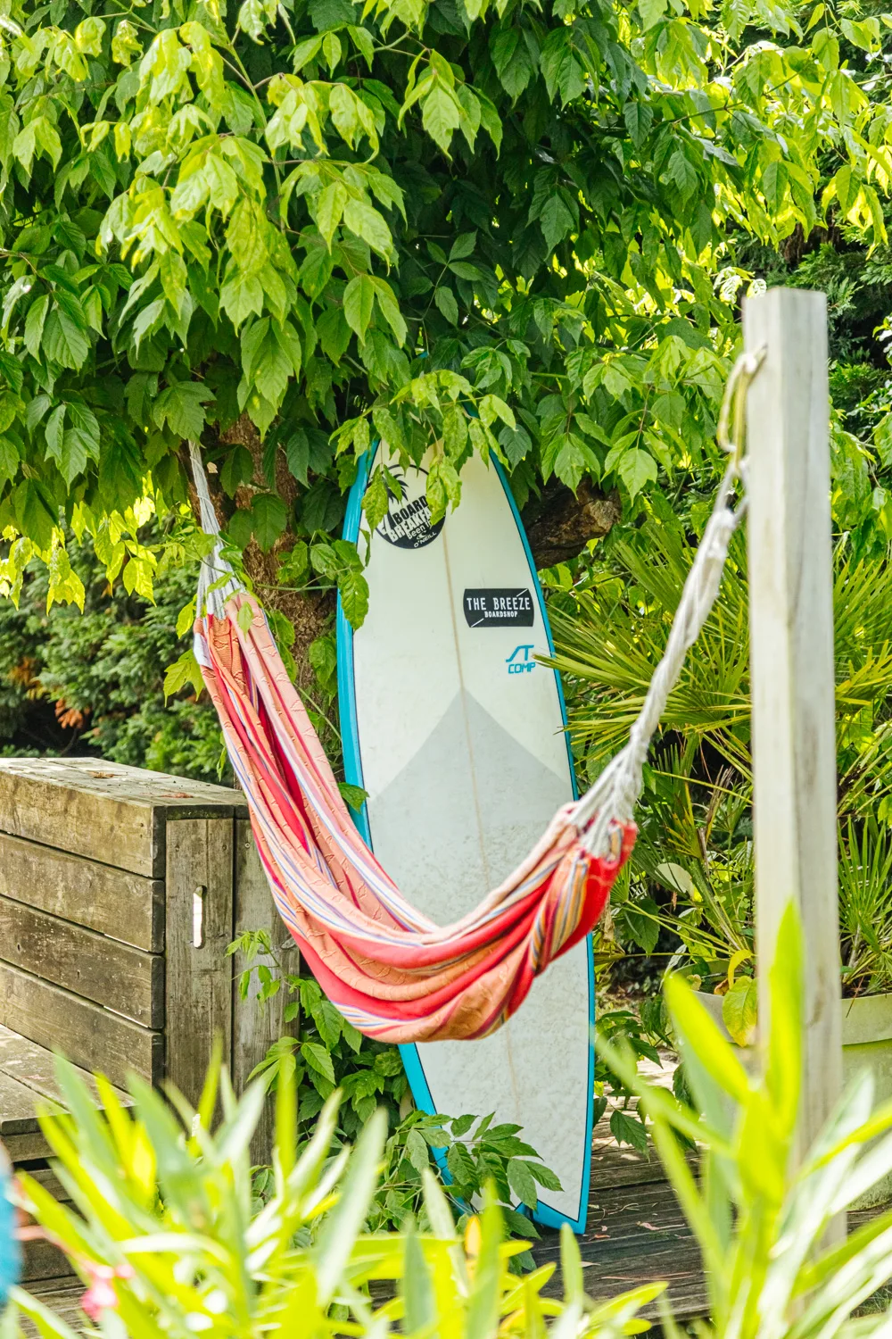 Hébergement surf dans les Landes, jardin avec hamac et planche de surf