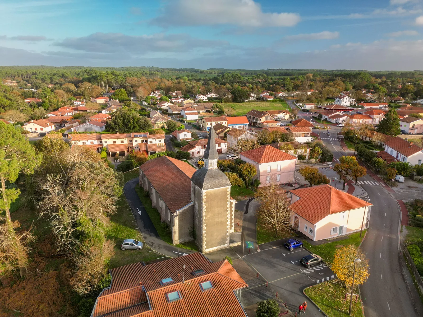 Vue d'en haut du centre bourg de Messanges