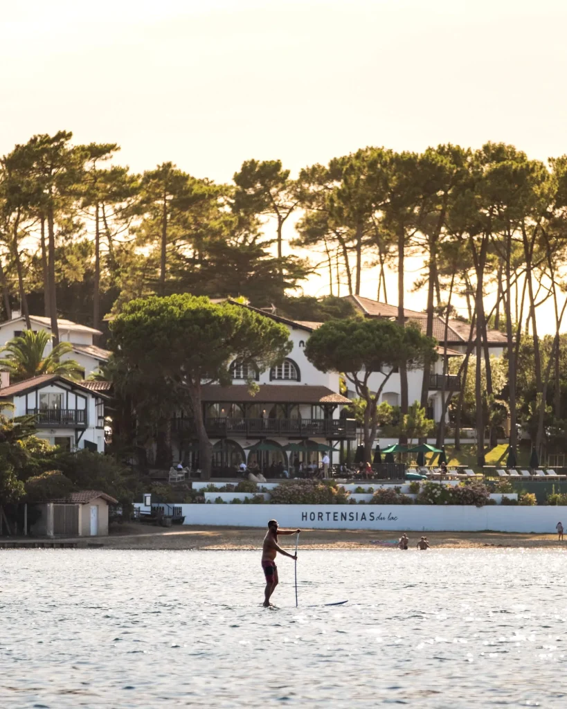 Balade en paddle sur le lac d'Hossegor sur une fin de journée d'été dans les Landes