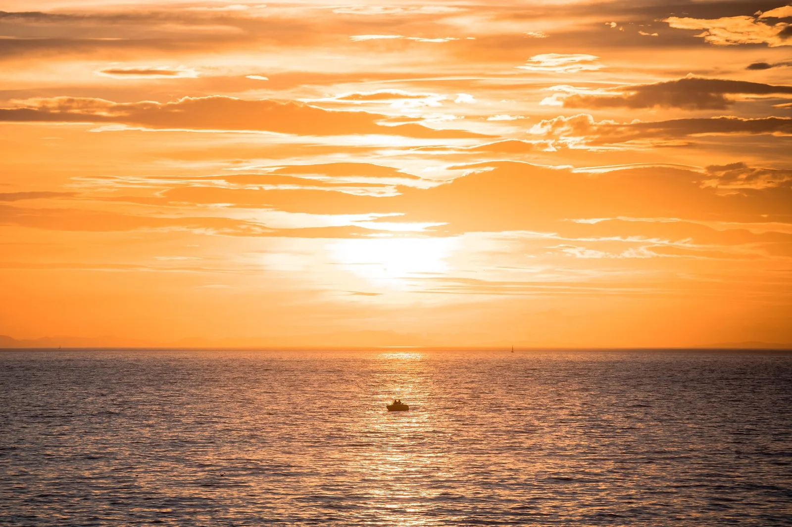 Bateau océan au coucher de soleil