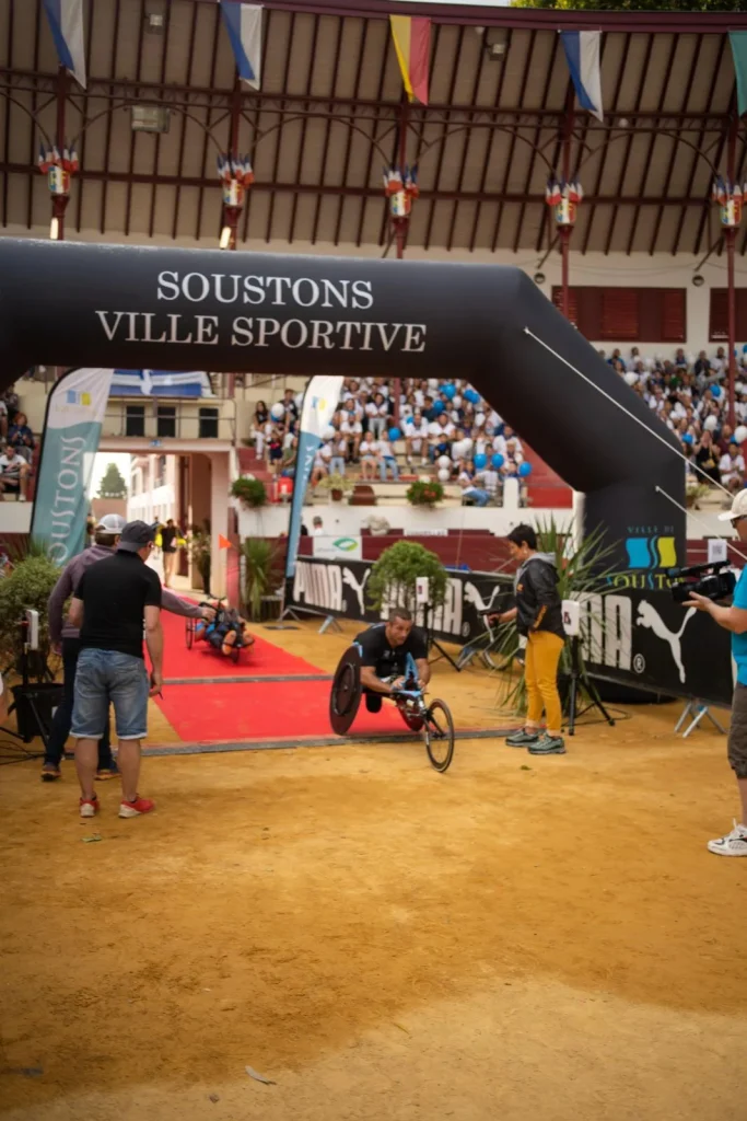 Arrivée des 10km de Soustons dans les arènes. Tous les sportifs sont les bienvenus