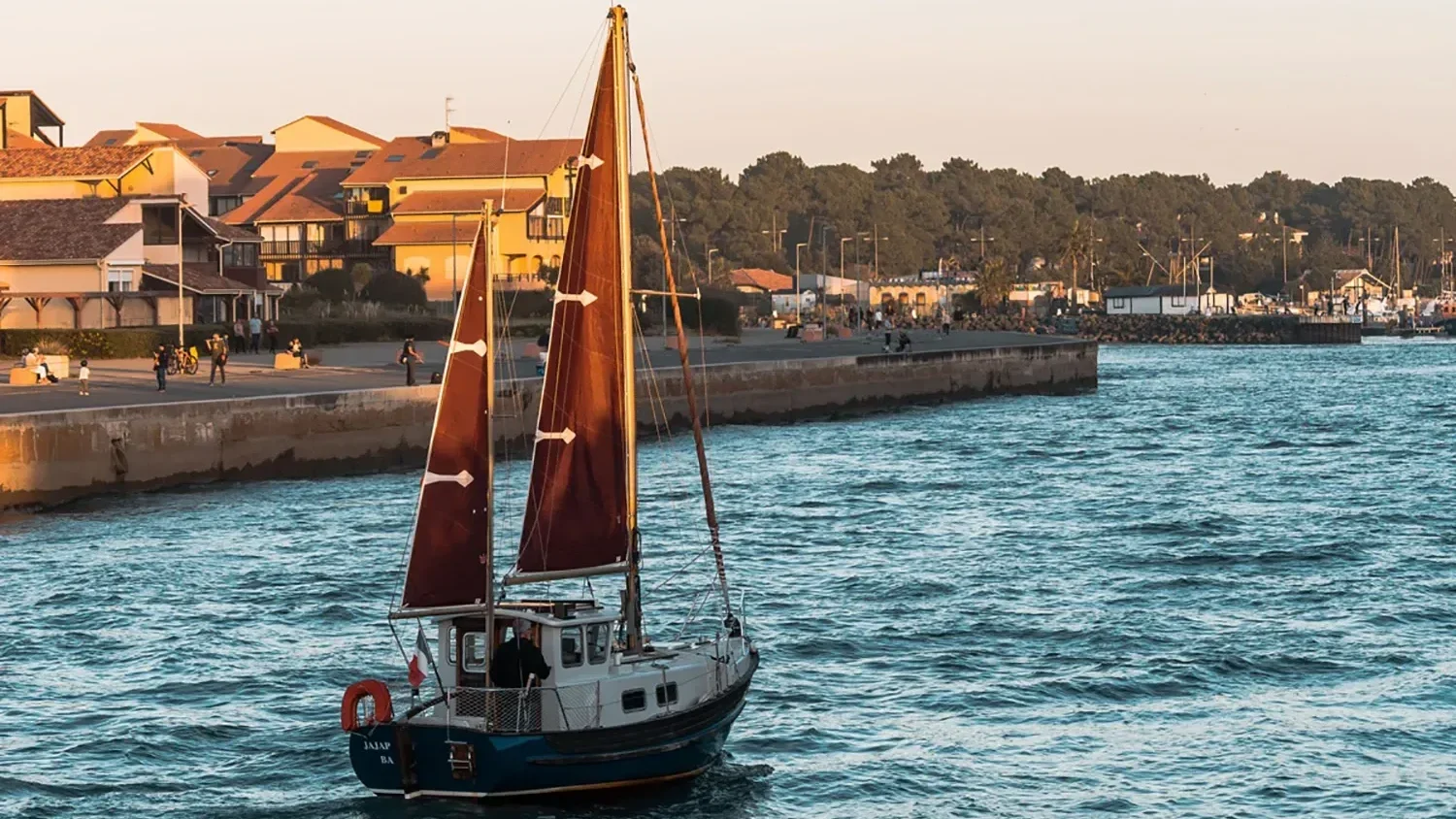 Voilier de retour au port de Capbreton sous le coucher de soleil