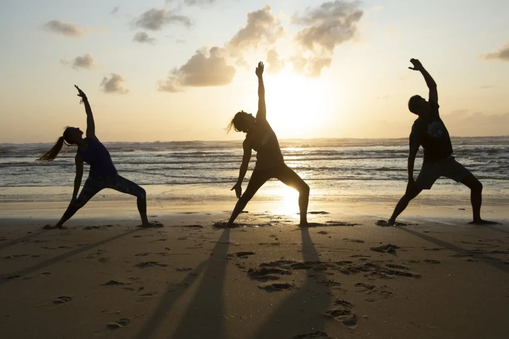 un cours de yoga sur la plage de Vieux-Boucau