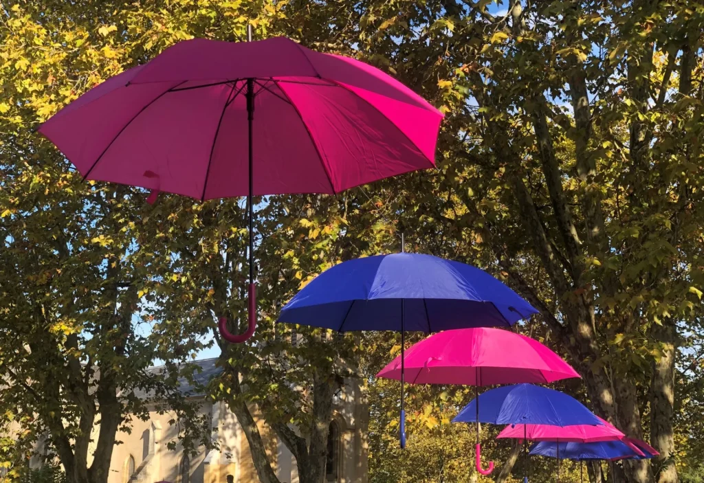 Des parapluies roses et bleus devant la mairie de Labenne à l'occasion d'Octobre Rose et Movember.