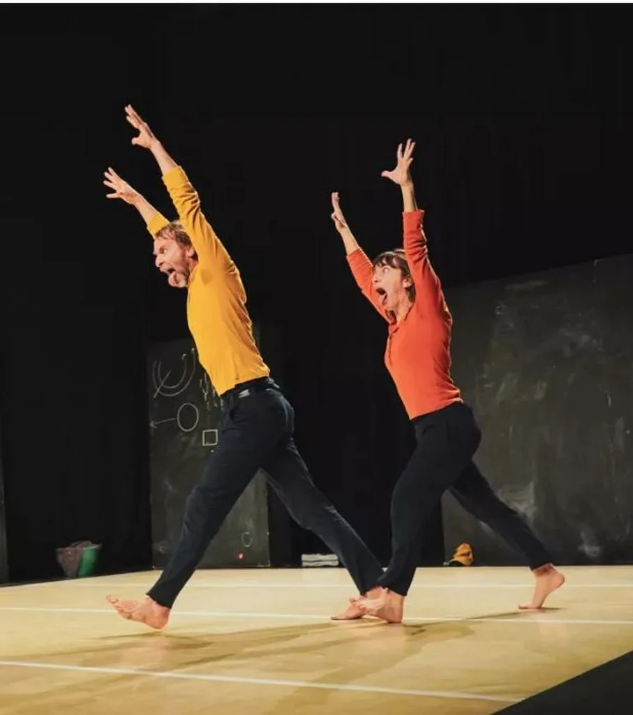 Un duo qui invite à repenser le monde : on joue avec les mots, on les dessine, on les transforme. Un spectacle conçu somme une session de bricolage dans lequel même les objets esquissent des pas de danse.