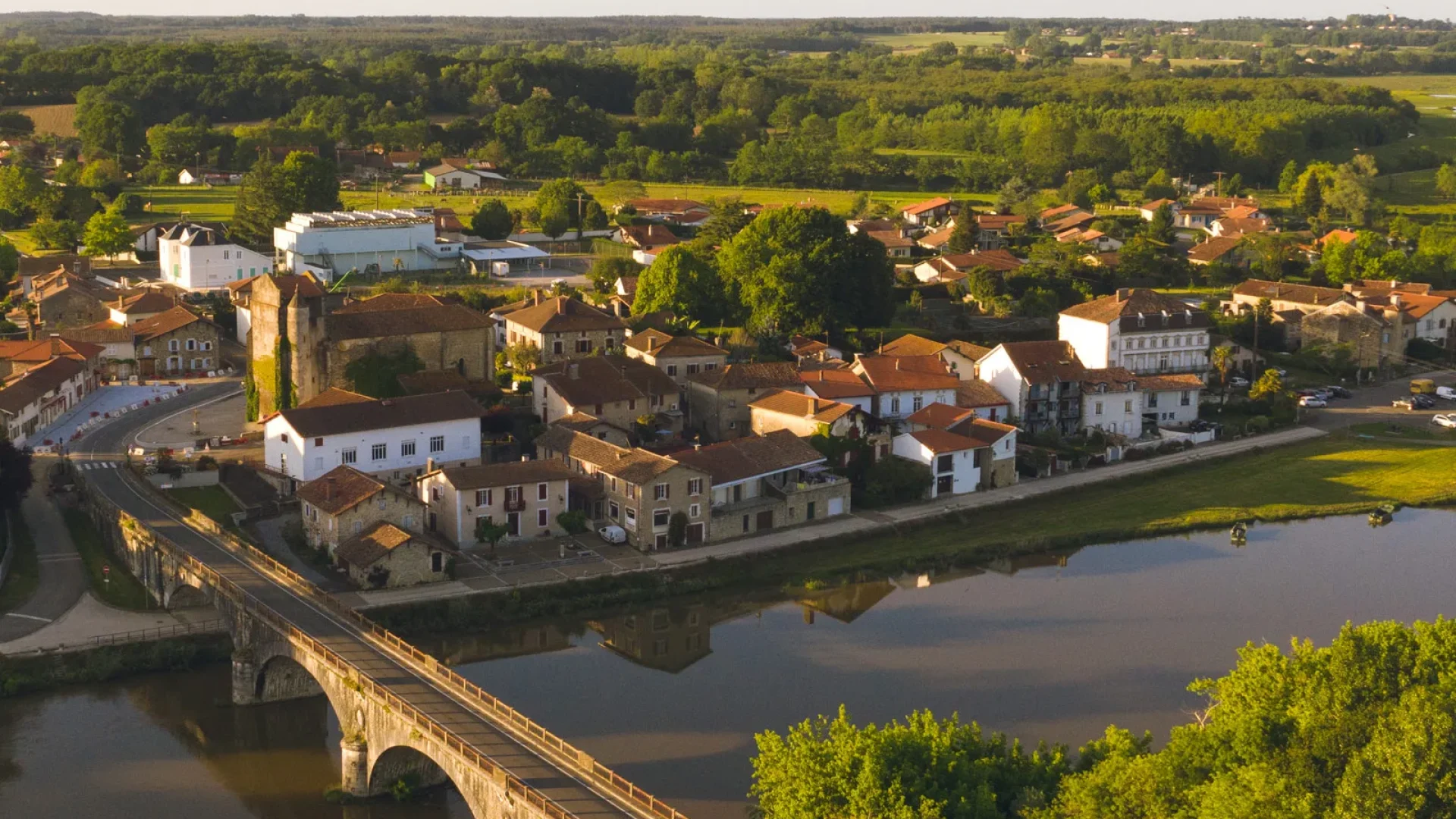 Vue aérienne du village de Saubusse, dans les Landes.