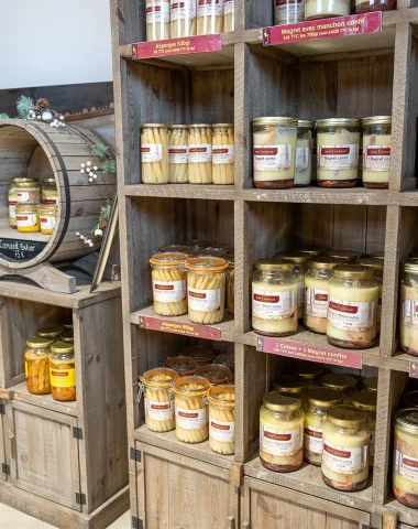 Les étagères de la Ferme Darrigade remplies de produits locaux, de produits de canards et de cacahuètes toute l'année à Soustons