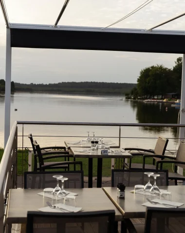 Terrasse au bord de l'eau, avec vue sur le lac de Soustons