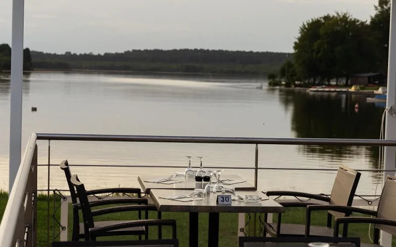 Terrasse au bord de l'eau, avec vue sur le lac de Soustons