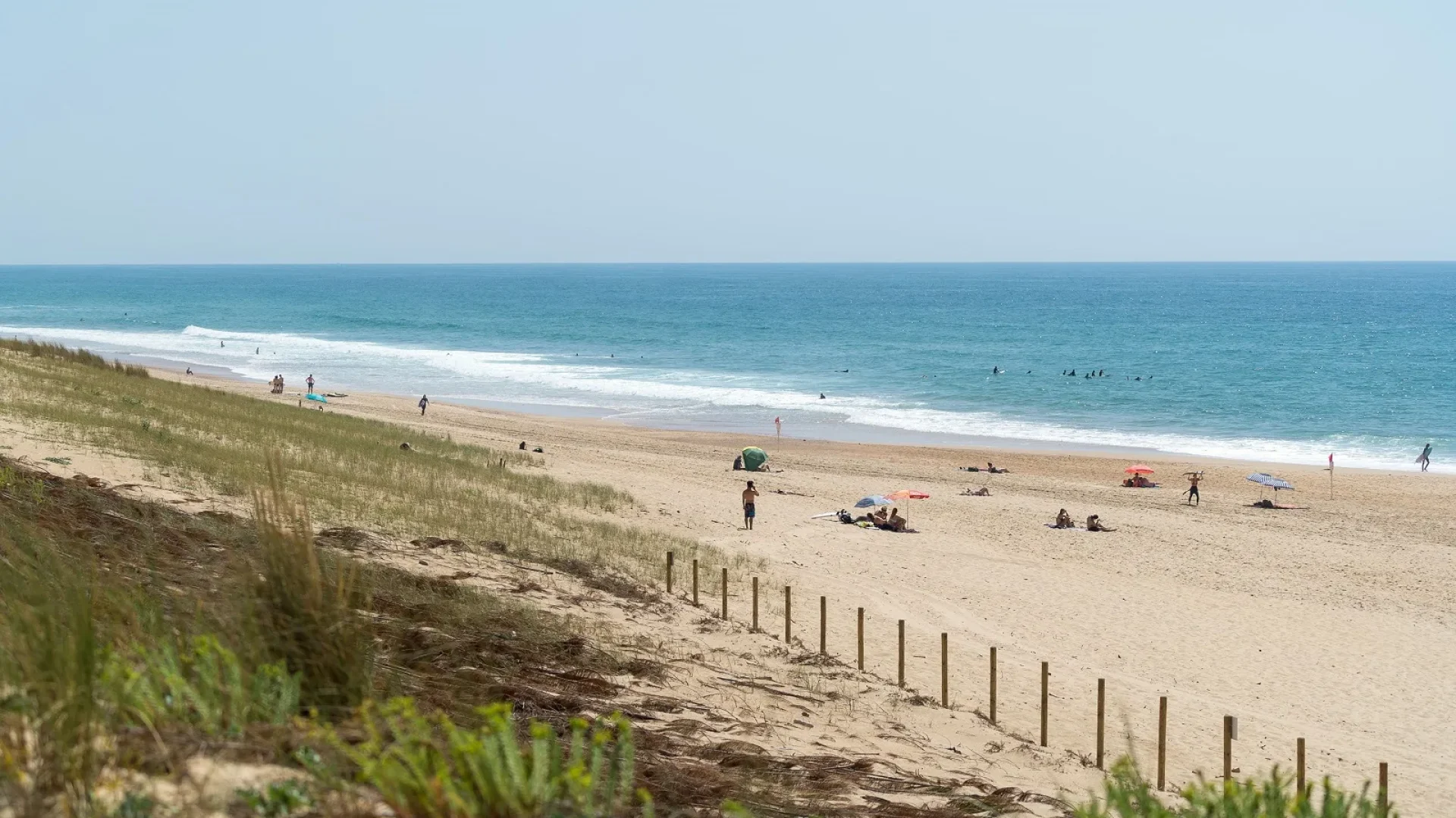 Plage de Soustons en été, baigneurs et surfeurs