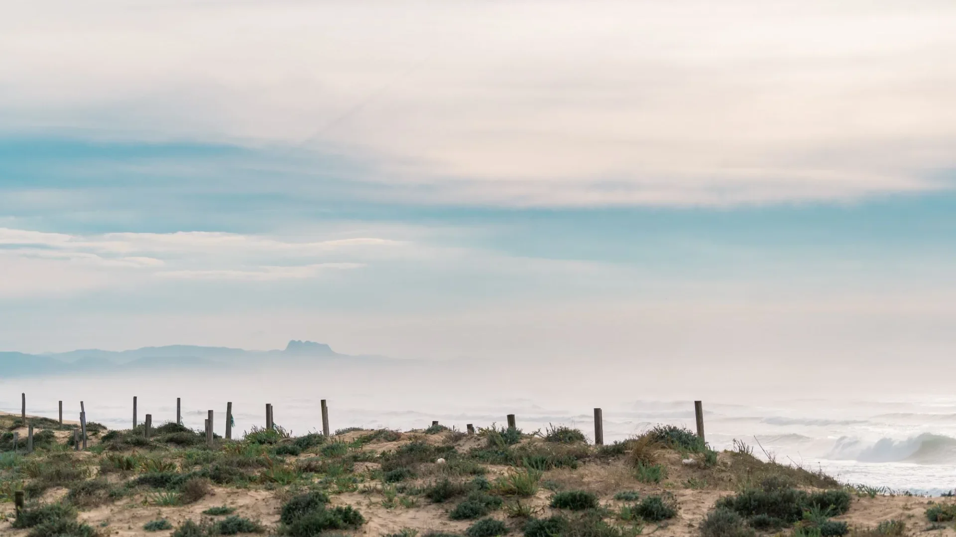 Vue sur la dune, l'océan et les Pyrénées, à Labenne dans les Landes en hiver.