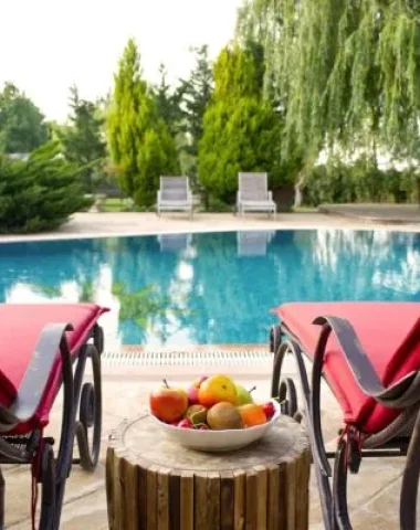 transat au bord d'une piscine pour les vacances