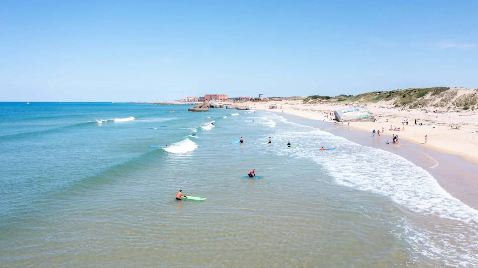 Plage de Labenne-Océan dans les Landes, cours de surf