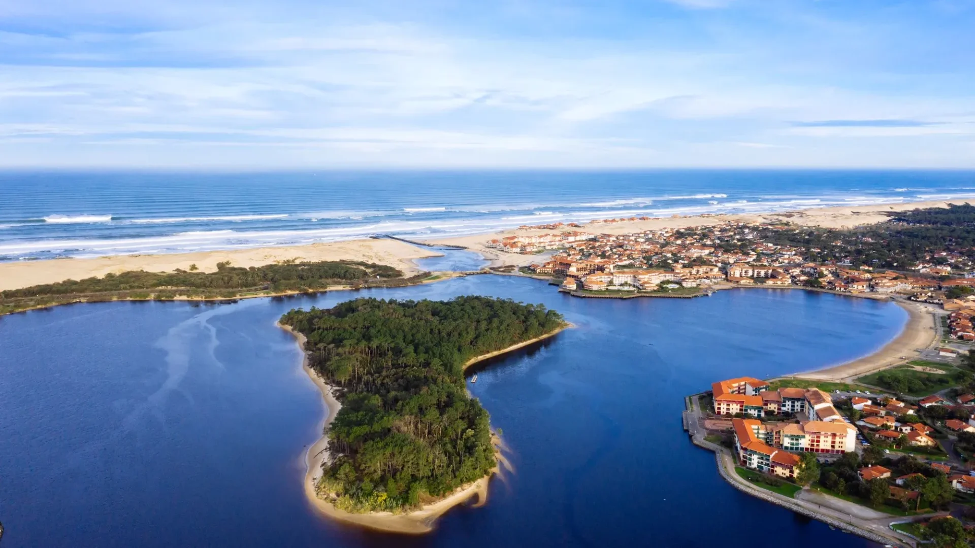 Vue aérienne du lac de Port d'Albret dans les Landes