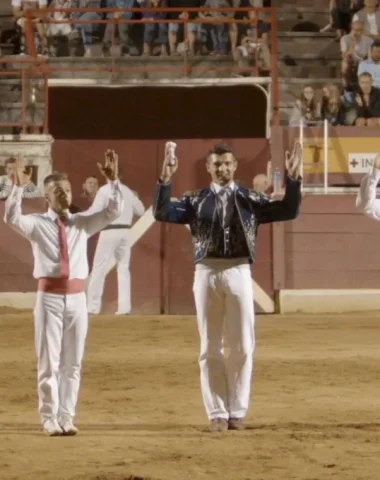 Le salut sur la Cazérienne à l'entrée dans les arènes lors d'une soirée de course landaise à Vieux-Boucau