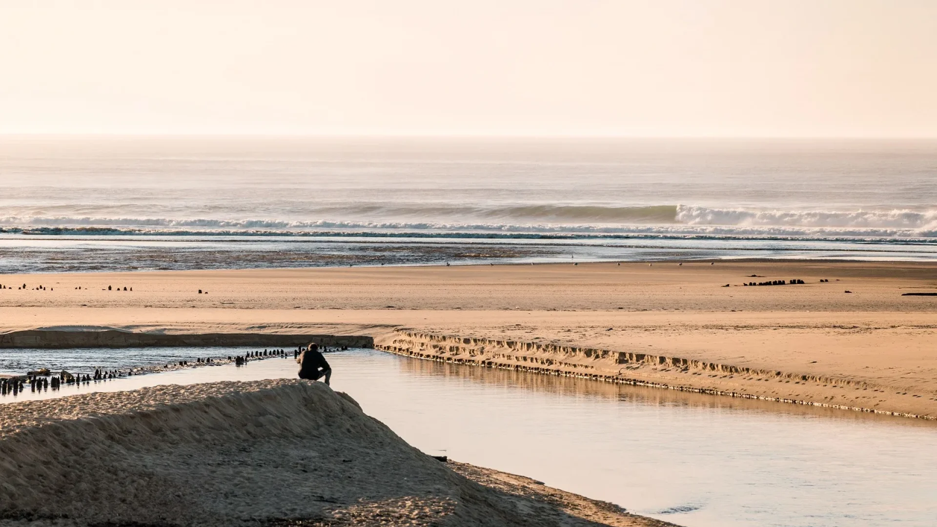 Photographe au coucher de soleil plage de l'embouchure du courant d'Huchet