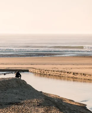 Photographe au coucher de soleil plage de l'embouchure du courant d'Huchet