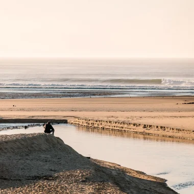 Photographe au coucher de soleil plage de l'embouchure du courant d'Huchet