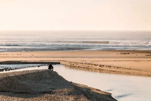 Photographe au coucher de soleil plage de l'embouchure du courant d'Huchet