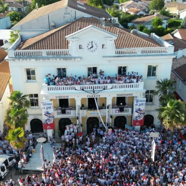 Ouverture des fêtes de Saint-Vincent-de-Tyrosse depuis le balcon de la mairie