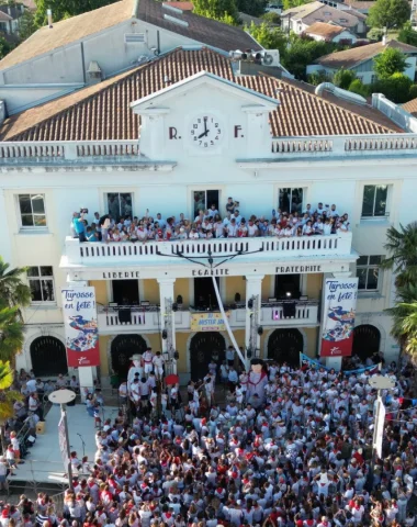Ouverture des fêtes de Saint-Vincent-de-Tyrosse depuis le balcon de la mairie